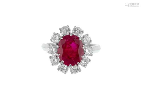 Bague platine sertie d'un rubis taille ovale de 3.62 carats,...