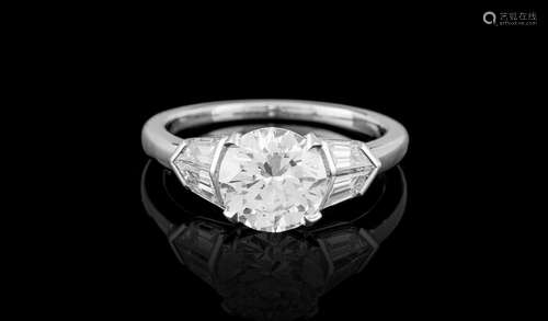 Bague platine sertie d'un diamant taille brillant de 1.686 c...