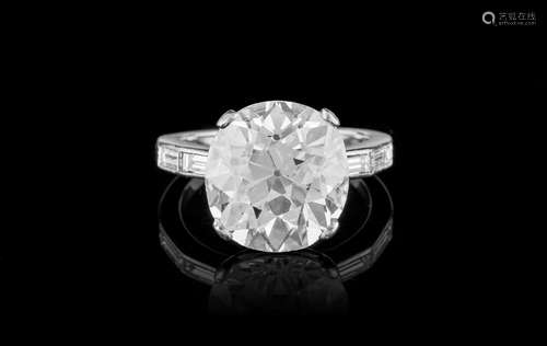 Cartier, bague platine sertie d'un diamant taille coussin an...