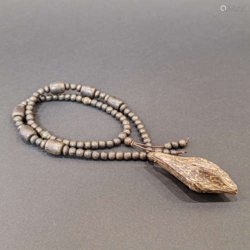CHINESE AGARWOOD NECKLACE, QING DYNASTY