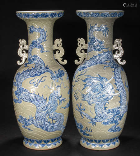 A PAIR OF CHINESE BLUE AND WHITE BOTTLES, QING DYNASTY