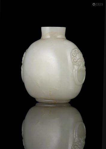 A JADE SNUFF BOTTLE CHINA, LATE QING DYNASTY Resting on a sh...