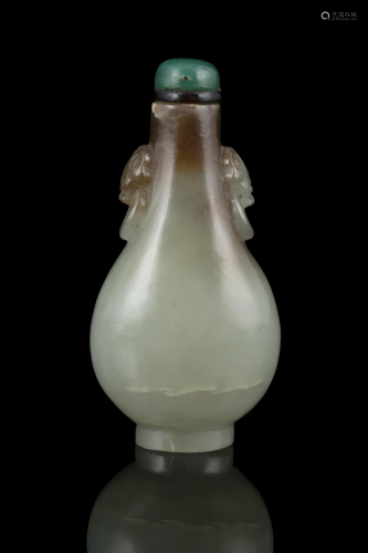 A PEAR-SHAPED JADE SNUFF BOTTLE CHINA, QING DYNASTY Carved o...