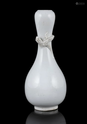 A DEHUA / BLANC DE CHINE PORCELAIN PEAR-SHAPED VASE WITH A G...