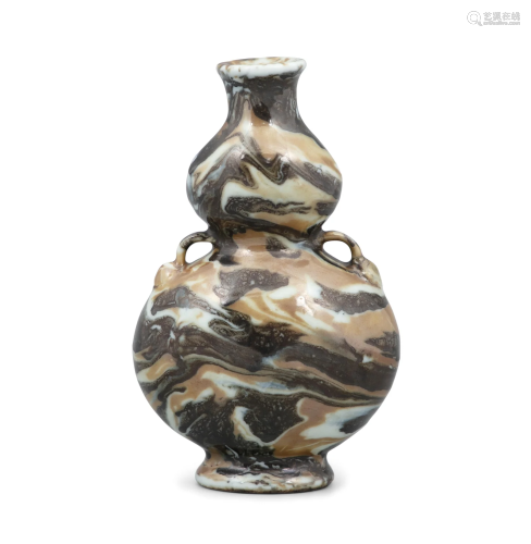 A MARBLE-GLAZED OR ‘FAUX-MARBLE’ PORCELAIN VASE OF DOUBLE-GO...