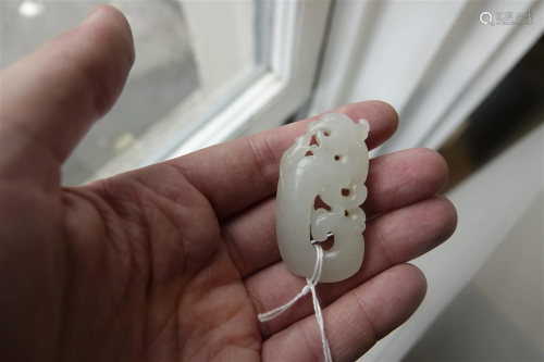 A WHITE JADE 'DRAGON AND RAT' PLAQUE / PENDANT WIT...
