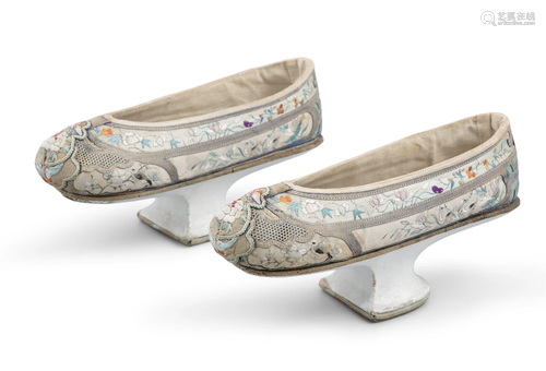 *A PAIR OF CHINESE LADY SHOES, HUĀ PÉN DǏ 花盆底 CHINA, LATE...