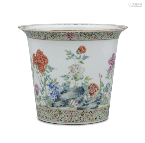 A LARGE ‘FLOWER’ FAMILLE ROSE PORCELAIN PLANTER / JARDINIÈRE...