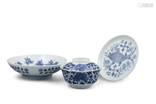 A GROUP OF THREE (3) BLUE AND WHITE PORCELAIN PIECES INCL. O...