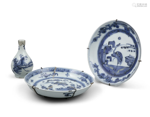 A GROUP OF THREE (3) BLUE AND WHITE PORCELAINS CHINA AND VIE...