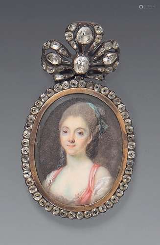 Portrait miniature ovale de femme, en buste de troisquarts à...