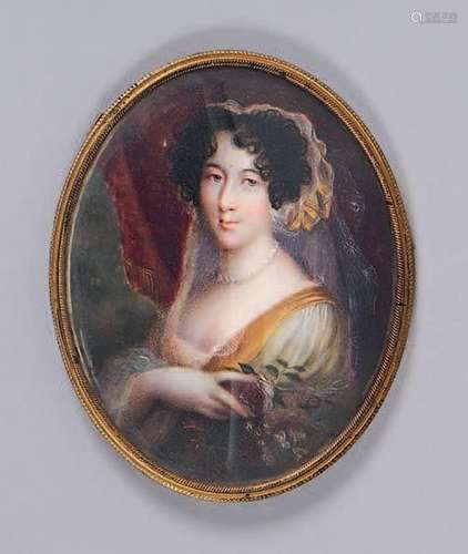 Portrait miniature ovale de femme, en buste de troisquarts à...
