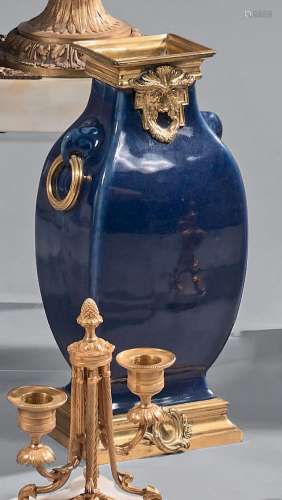 Vase en porcelaine bleue et bronze ciselé et doré ; le col à...