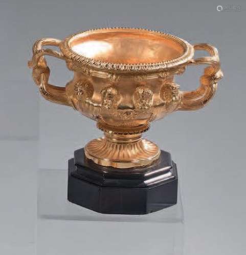 Coupe en bronze redoré, décor à l'Antique en relief de t...