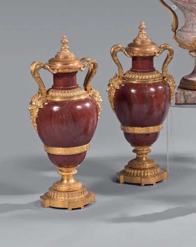 Paire de vases en bronze ciselé ou doré et marbre rouge ; le...