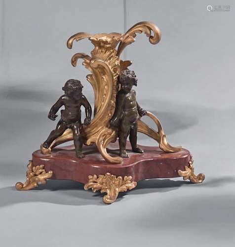 Groupe en bronze ciselé, patiné ou doré, et marbre griotte, ...