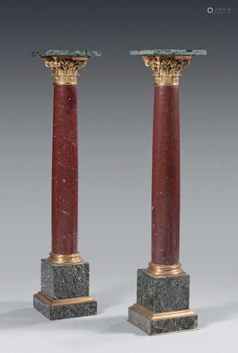Paire de sellettes sous la forme de colonnes en bronze cisel...