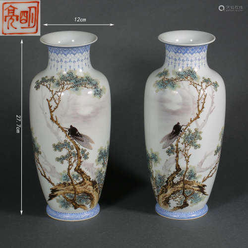 A PAIR OF QING DYNASTY FAMILLE ROSE BOTTLES