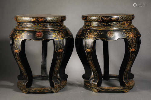 A PAIR OF QING DYNASTY LACQUER FLOWER STOOLS