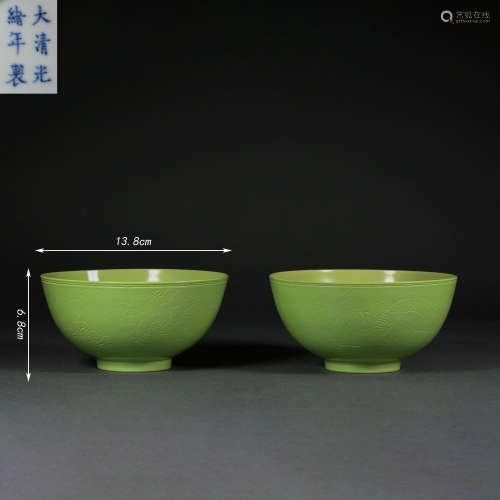 PAIR OF QING DYNASTY APPLE GREEN GLAZED BOWLS