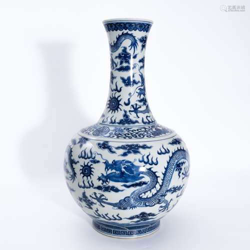 清代光绪青花龙纹瓶 A underglaze blue vase with a dragon patt...