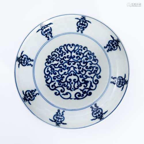 清代光绪青花花卉盘 A underglaze blue plate with a floral pat...