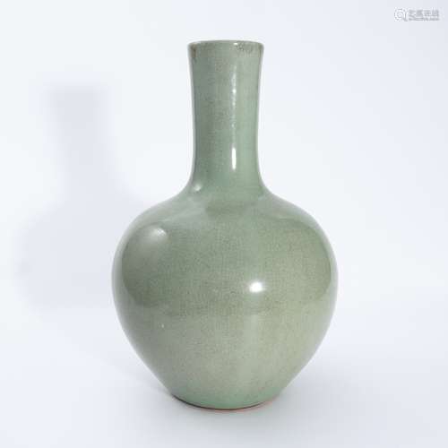 清代仿哥釉瓶 A imitation Ge glaze vase in Qing Dynasty