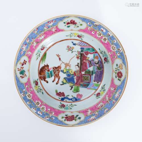 清代粉彩人物盘 A famille rose plate with figures in Qing Dyn...