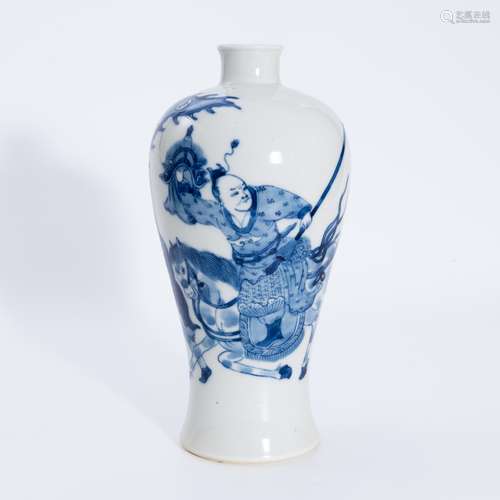 清代青花人物瓶 A underglaze blue vase with figures in Qing D...