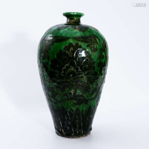 宋代磁州窑绿釉剔花梅瓶 A green glaze vase with a carved patt...