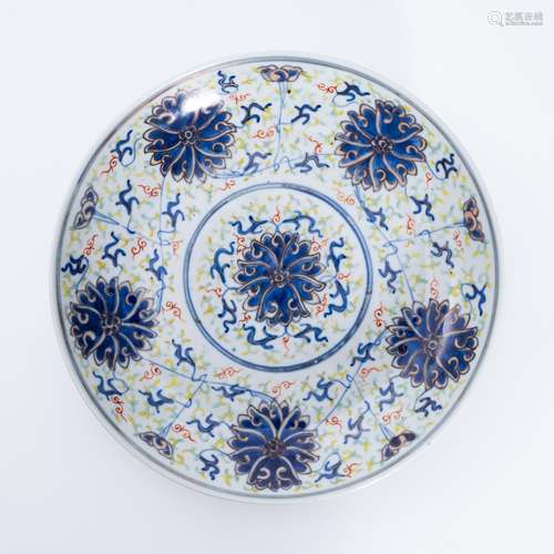 清代光绪斗彩花卉盘 A contrasting color plate with a floral p...