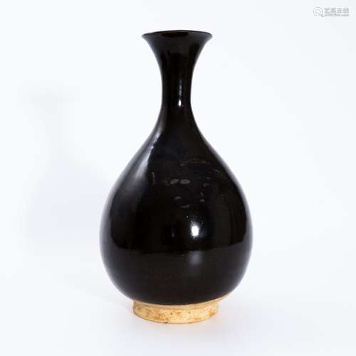 元代黑釉铁锈花玉壶春瓶 A black glaze vase with rust pattern ...