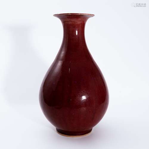 清代红釉瓶 A red glaze vase in Qing Dynasty