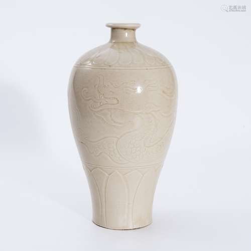 金代定窑龙纹梅瓶 A vase with a dragon pattern from Ding ware...