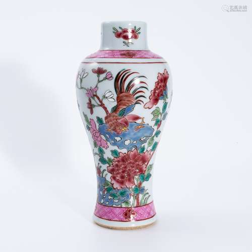 清代粉彩鸡纹瓶 A famille rose vase with chicken pattern in Q...