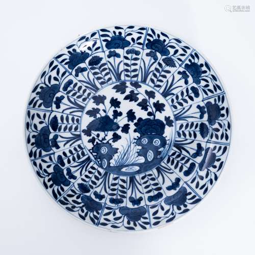 清代青花花卉盘 A underglaze blue plate with a floral pattern...