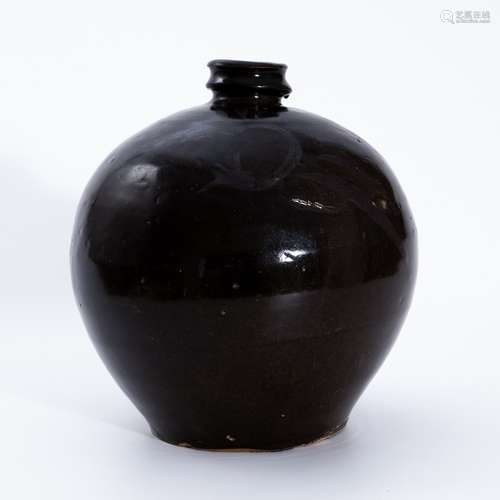 金代黑釉铁锈花嘟噜瓶 A black glaze bottle with rust pattern ...