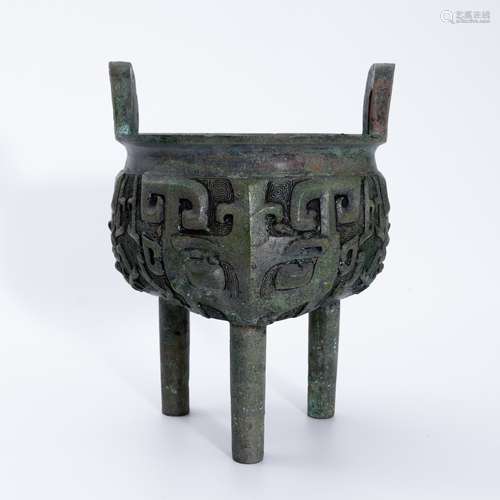 西周青铜鼎 A bronze ritual vessel in the Western Zhou period