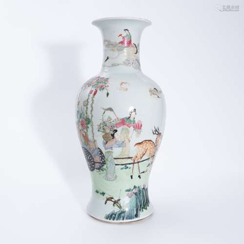 清代粉彩人物瓶 A famille rose vase with figures in Qing Dyna...