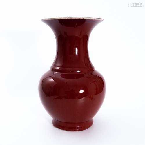 清代红釉瓶 A red glaze vase in Qing Dynasty