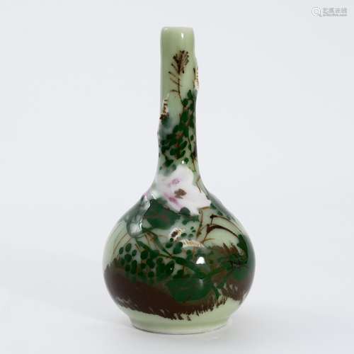 清代绿釉长颈瓶 A green glaze vase in Qing Dynasty