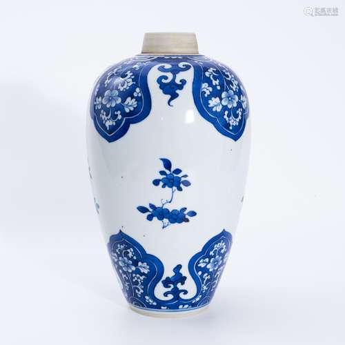 清代青花花卉梅瓶 A underglaze blue vase with a floral patter...