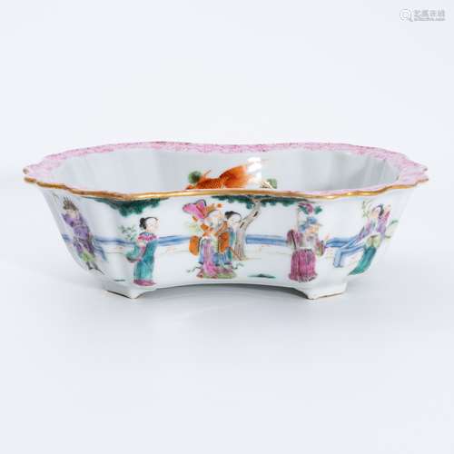 清代同治粉彩人物洗 A famille rose water container with figur...