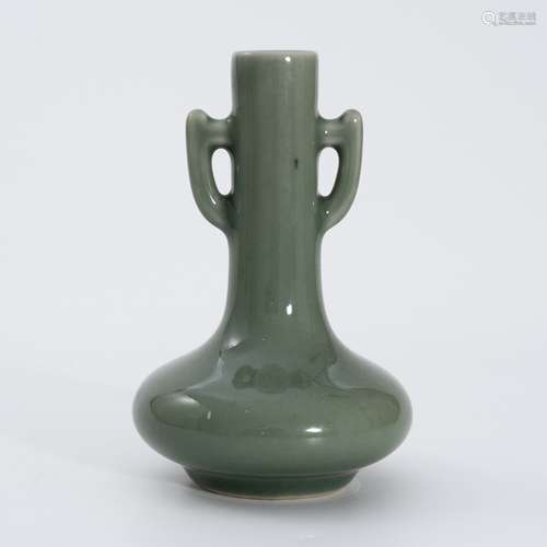 清代绿釉双耳瓶 A green glaze vase with two handles in Qing D...