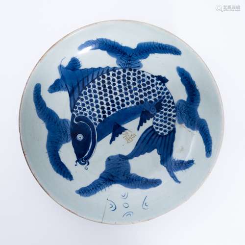 清代青花鱼纹盘 A underglaze blue plate with a fish pattern i...