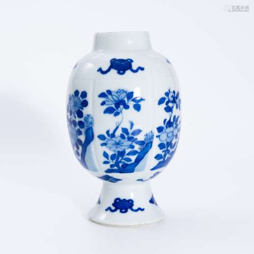 清代青花花卉瓶 A underglaze blue vase with a floral pattern ...