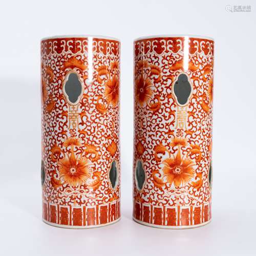 清代矾红花卉帽筒 A pair of alum red hat holders with a flora...