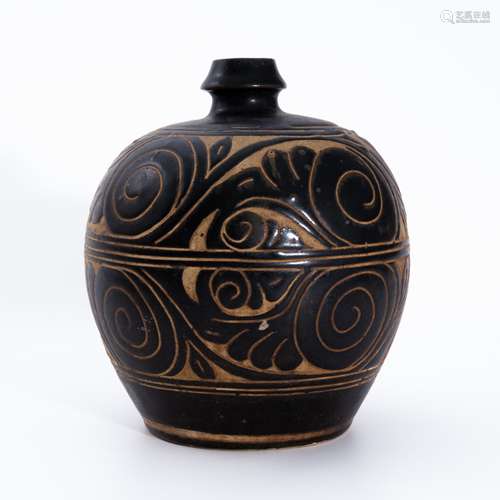 金代磁州窑黑釉剔花嘟噜瓶 A black glaze bottle with a carved ...