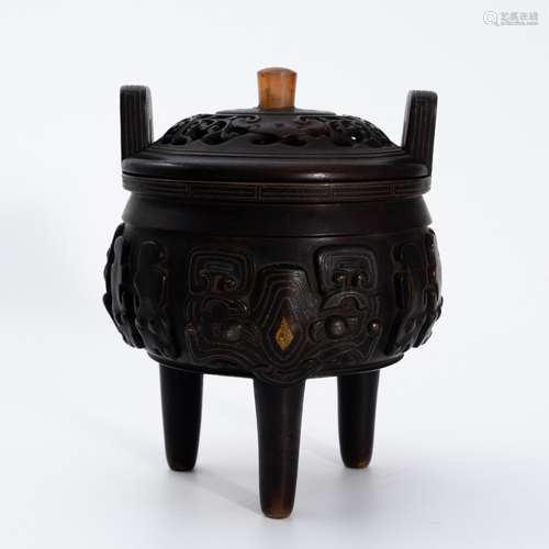 明代三足鼎 A three-legged ritual vessel in Ming Dynasty