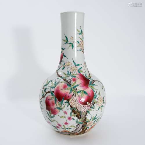 清代光绪粉彩桃纹瓶 A famille rose vase with peach pattern in...